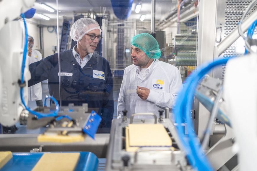 Die niederländische Familienmarke Vepo Cheese setzt auf eine vollauto-matisierte Produktionslinie: Zwei KR AGILUS Hygieneroboter von KUKA verarbeiten Käse zu Sticks und führen sie einer Verpackungsmaschine zu